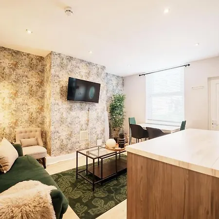 Enjoy At 4br House - Near Centre Будинок відпочинку Лідс