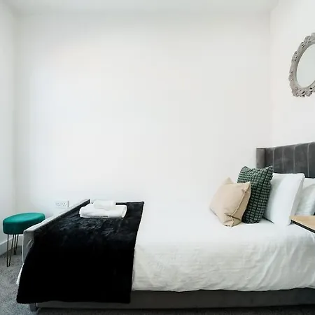 Enjoy At 4br House - Near Centre Будинок відпочинку Лідс
