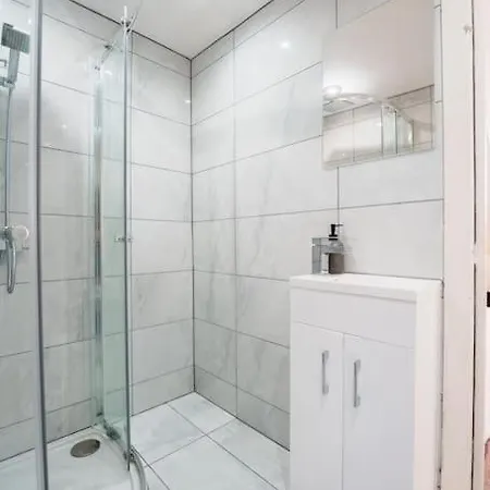 Enjoy At 4br House - Near Centre Будинок відпочинку Лідс