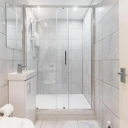 Enjoy At 4br House - Near Centre Будинок відпочинку Лідс
