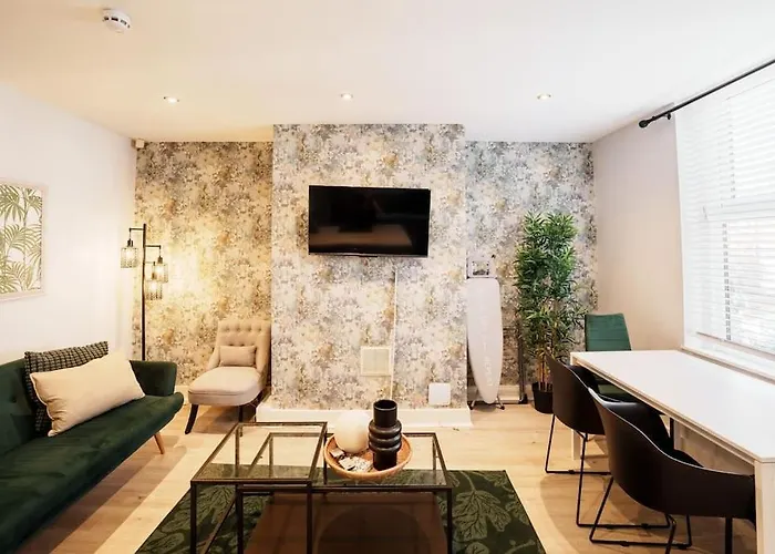 Enjoy At 4br House - Near Centre Semesterbostad