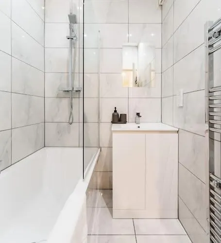 Enjoy At 4br House - Near Centre Semesterbostad *