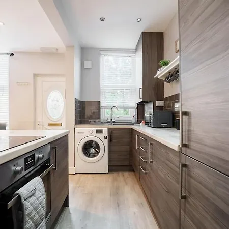 Enjoy Leeds At 4br House - Near Centre Leeds (West Yorkshire)