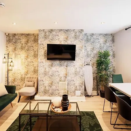 Enjoy At 4br House - Near Centre Semesterbostad