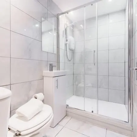 بيت للعطل Enjoy At 4br House - Near Centre ليدز