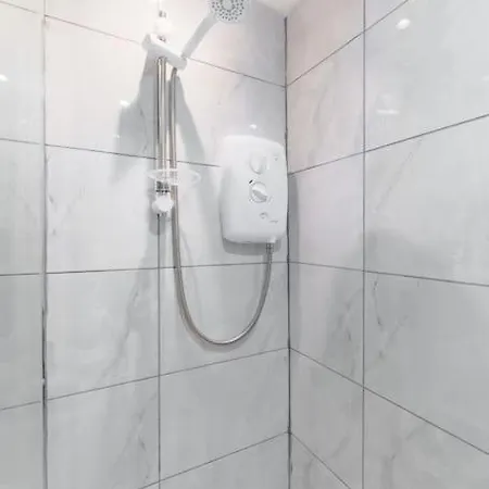 Enjoy At 4br House - Near Centre Semesterbostad