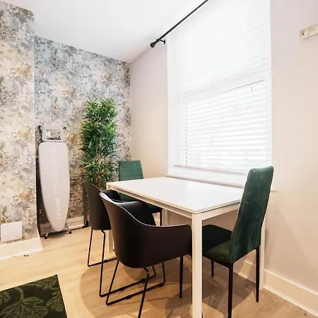 Enjoy At 4br House - Near Centre Semesterbostad *