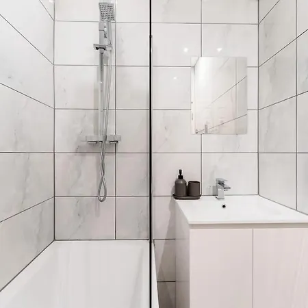 Enjoy At 4br House - Near Centre ليدز