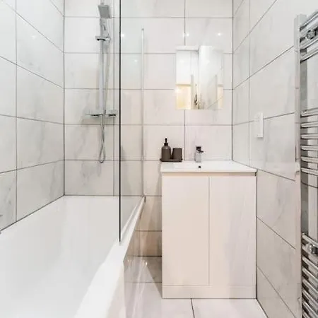 Enjoy At 4br House - Near Centre Semesterbostad *