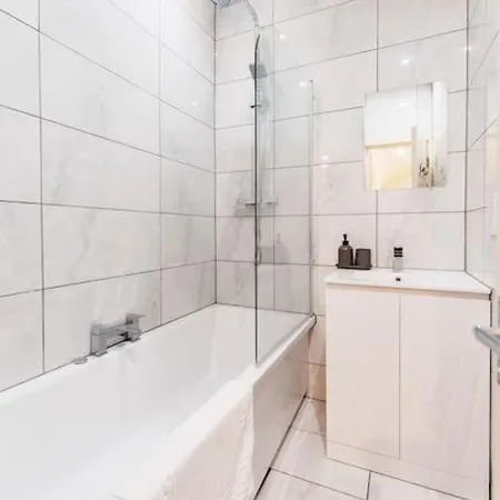 Semesterbostad Enjoy At 4br House - Near Centre