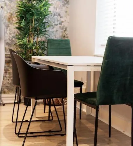 Enjoy At 4br House - Near Centre * Leeds (West Yorkshire)